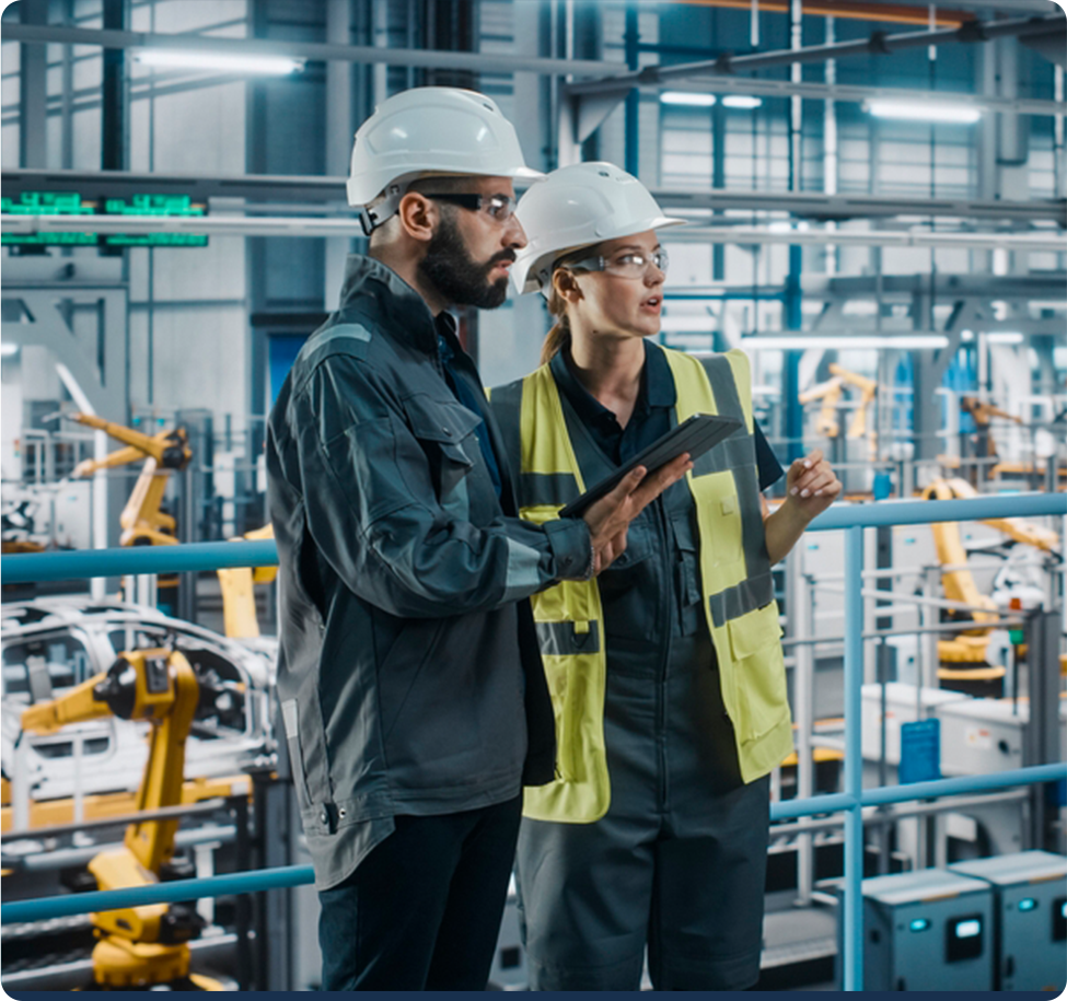 Ingenieros en una planta de producción